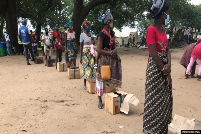 Metuge: Campo de deslocados do centro agrário de Napala. Distribuição de alimentos por PMA a deslocados da insurgência em Cabo Delgado.