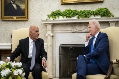 Joe Biden (à direita) chamou a si mesmo e a Ashraf Ghani (à esquerda) de &quot;dois velhos amigos&quot;