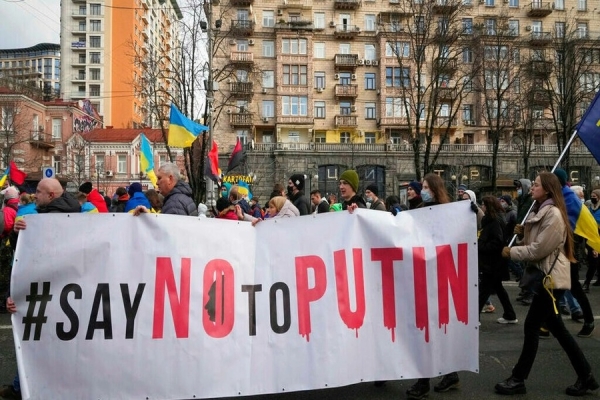 Ucranianos protestam no centro de Kiev a 12 de Fevereiro de 2022 contra Vladimir Putin. 