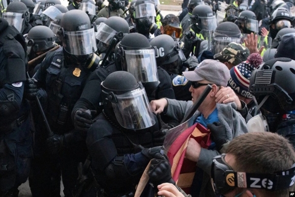 Confrontos polícia-manifestantes junto ao Capitólio a 6 Janeiro 2021, em Washington. (AP Photo/Jose Luis Magana)