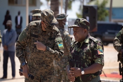 Presidente do Ruanda, Paulo Kagame (esq) e Presidente de Moçambique, Filipe Nyusi (dir), em Cabo Delgado, 24 de Setembro de 2021