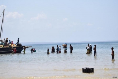 Deslocados relatam assassinatos em barcos durante a fuga de Palma