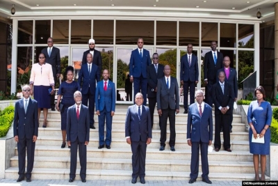 Presidente Filipe Nyusi (no centro da primeira fila) e membros da CNE, Moçambique