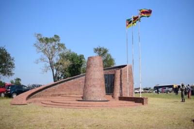 Primeira-Dama do Zimbabwe presta homenagem às vítimas do massacre de Tembwe