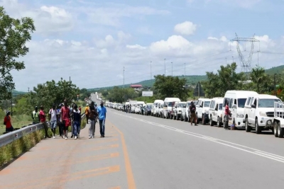 Longa fila de viaturas na fronteira de Ressano Garcia, a principal entre Moçambique e a África do Sul. As autoridades moçambicanas intensificaram o controlo aduaneiro no que diz respeito a entrada no seu território de viaturas com matrícula estrangeira, de forma a combater a fuga à fiscalidade. Mais de uma centena de viaturas de luxo foram apreendidas desde 25 de Junho de 2021.