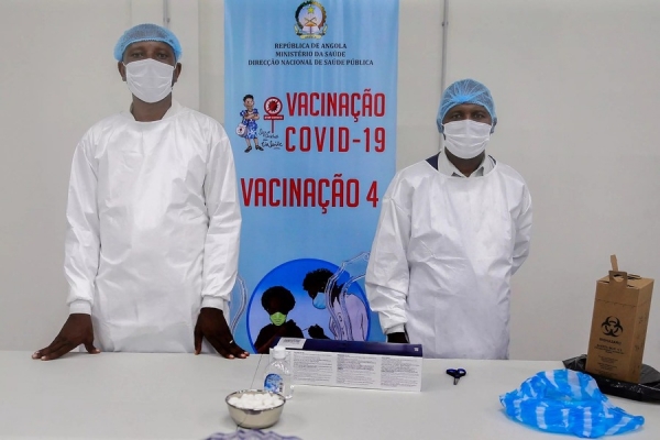 Cerimónia de inauguração do depósito central de vacinas de Angola, no dia em que chegaram ao país as primeiras 624.000 doses de vacinas contra a covid-19, no aeroporto Internacional 4 de Fevereiro, que contou com a presença da ministra da Saúde, Silvia Lutucuta (ausente da foto), no âmbito da iniciativa Covax, Luanda, Angola, 2 de março de 2021.