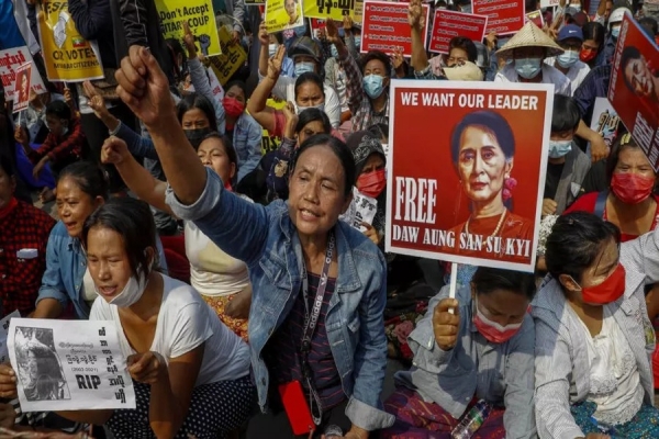 Manifestação contra o golpe de Estado, nesta quarta-feira 17 de Fevereiro, em Rangum, capital económica do Myanmar. 