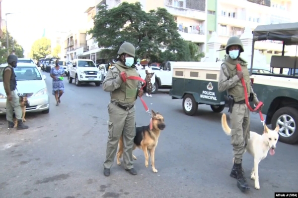 Polícia dispersa estudantes da Universidade Eduardo Mondlane que protestavam, na Praça da Independência, contra regalias para agentes e funcionários parlamentares, 11 de Maio de 2021