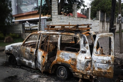 Um carro incendiado durante os ataques em Julho