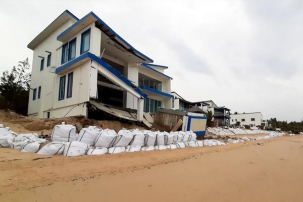 Águas do mar sobem e destroem casas na praia da Barra em Inhambane