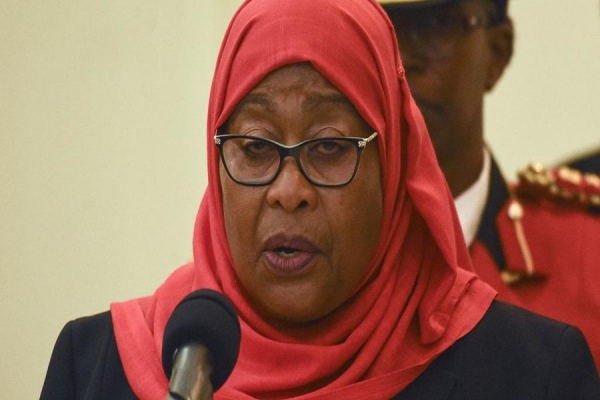 A nova presidente da Tanzânia, Samia Suluhu Hassan, discursa após cerimônia de posse como a primeira mulher presidente do país após a morte súbita do presidente John Magufuli