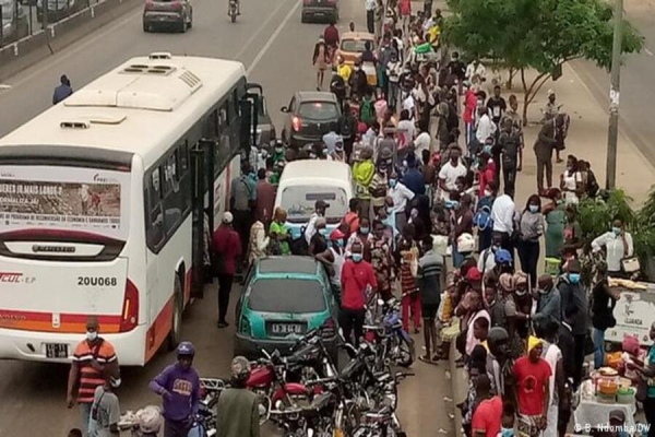 Angola: Greve de taxistas escala para protestos e destruição