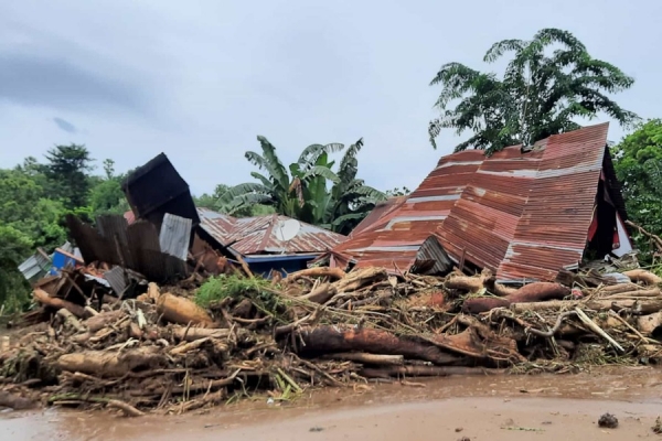 Sobe para 130 número de mortos em cheias e deslizamentos na Indonésia