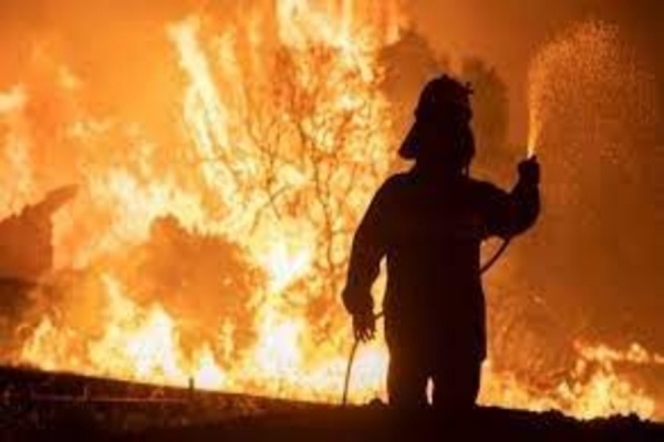 De pé sob um céu vermelho, um turista em Evia descreveu as cenas como um &quot;filme apocalíptico&quot;