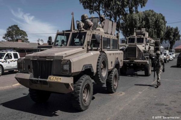 Veículos militares e navio de guerra da África do Sul chegam a Cabo Delgado