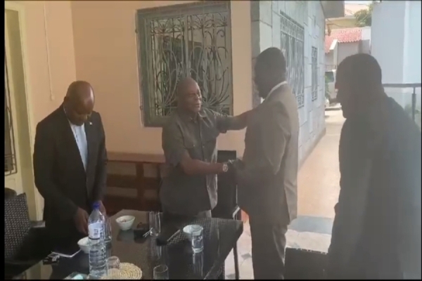 Encontro entre o patrono da Fundação Alberto Chipande e Sr. Christian Malanga, suposto lider do Golpe de Estado em Congo.