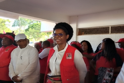 Membro da comissão politica e Chefe da Brigada Central da Frelimo, para assistência a Província de Cabo Delgado, Amélia Muendane, à direita e Governador de Cabo Delgado a esquerda. 