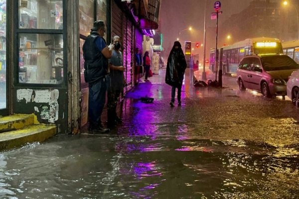 As inundações decorrentes da passagem do furacão Ida provocou pelo menos 7 mortos em Nova Iorque.