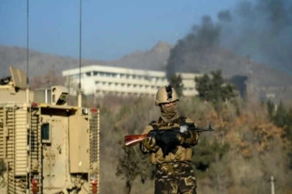 O hotel Intercontinental de Cabul, durante um atentado levado a cabo por militantes talibã armados em Dezembro de 2020. 