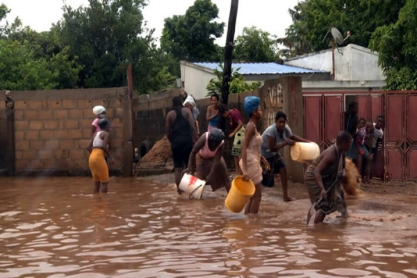 Chuva inunda casas, ruas e azeda relações entre vizinhos em Maputo