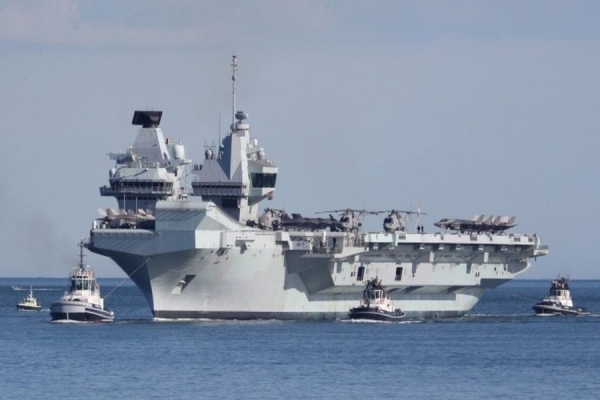 O HMS Queen Elizabeth faz parte do UK Carrier Strike Group navegando pelo Mar da China Meridional