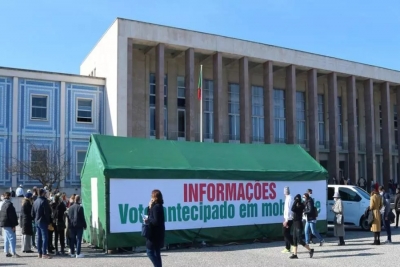 Portugueses fazem filas para votar antecipadamente nas presidenciais