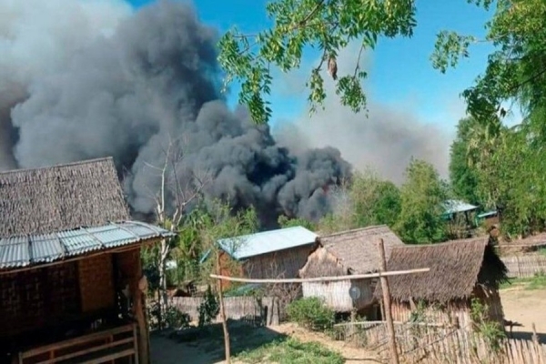 Imagens postadas nas redes sociais mostram o incêndio na vila de Kin Ma