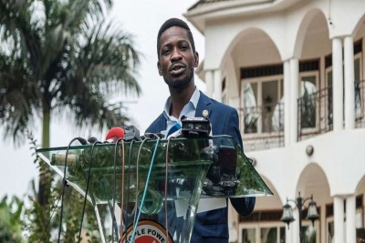 O músico e político Robert Kyagulanyi, também conhecido como Bobi Wine, fala durante uma conferência de imprensa em sua casa em Magere, Uganda, em 15 de janeiro de 2021.