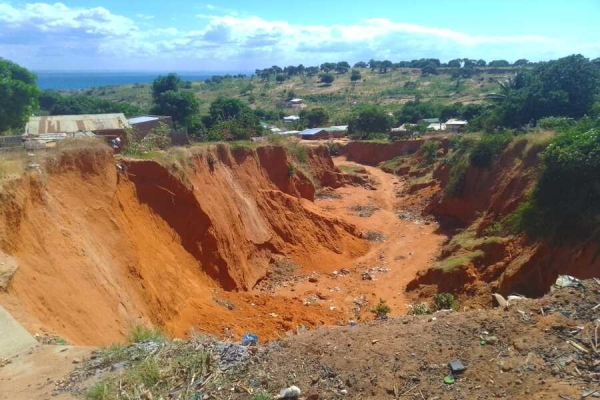 Cratera localizada no Bairro de Mahate, na zona de Chapa 50, uma das várias existentes em Pemba causadas pela erosão.