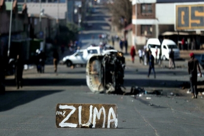 Desde a detenção do antigo Presidente Zuma, levantam-se violentas manifestações no país. 