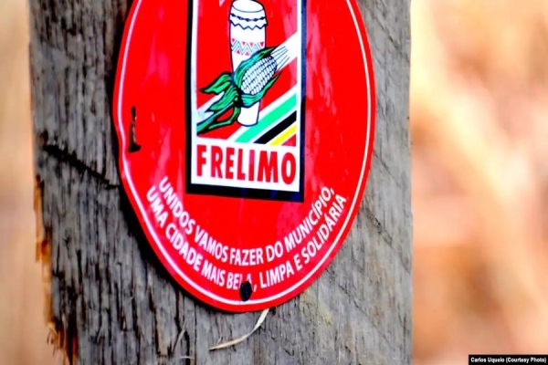 Cartaz da FRELIMO no tronco de uma árvore. Niassa, Moçambique