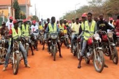 Cabo Delgado: FRELIMO e a oferta de 70 coletes refletores aos jovens moto-taxistas