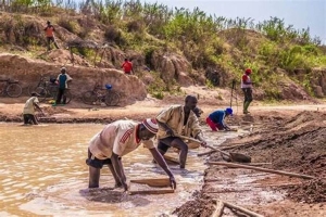 Manica: Governo de Sussundenga exorta garimpeiros a abandonarem a exploração insustentável em Chimanimani