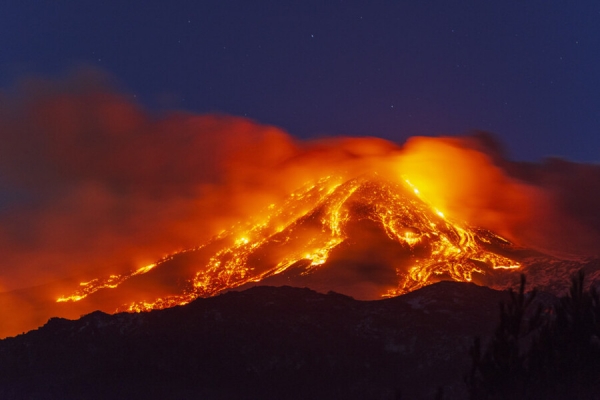 Força da erupção do Etna surpreende vulcanólogos