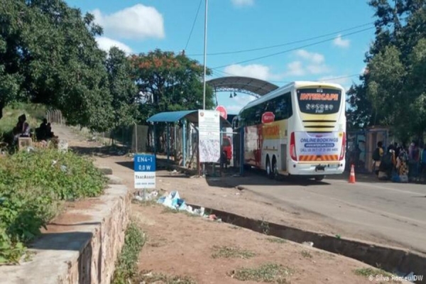 Autocarros para sul-africanos e estrangeiros residentes na fonteira Ressano Garcia