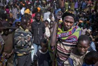 Os refugiados do Burundi voltando para casa de Ruanda