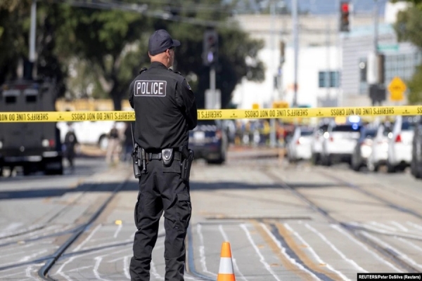 Agentes da polícia junto da