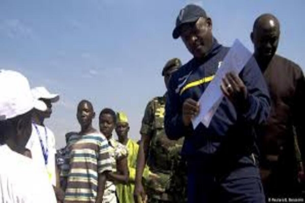 Os refugiados do Burundi voltando para casa de Ruanda