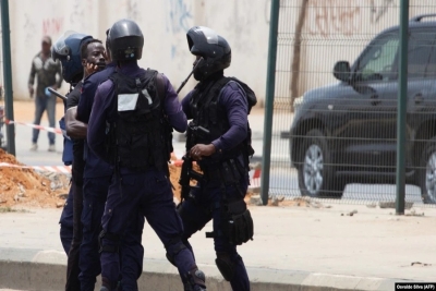 olícia detém manifestante em protesto contra brutalidade policial, Luanda, Angola. Foto de arquivo