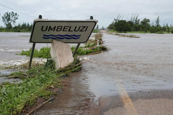 Maria e o bebé enfrentam subida do rio Umbeluzi em Moçambique