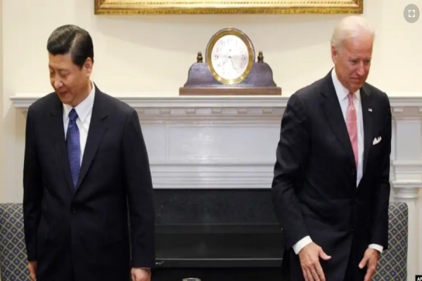 Xi Jimping (esq) e Joe Biden (dir) em encontro na Casa Branca em 14 de Fevereiro de 2012