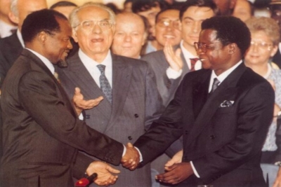 Antigo Presidente da República Joaquim Chissano, à esquerda, e o então líder da Renamo, Afonso Dhlakama, à direita, durante a assinatura do Acordo Geral de Paz, em 4 de outubro de 1992.