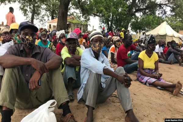 Metuge: Campo de deslocados do centro agrário de Napala. Distribuição de alimentos por PMA a deslocados da insurgência em Cabo Delgado. Moçambique