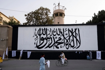 Bandeira dos Talibãs em frente da embaixada americana