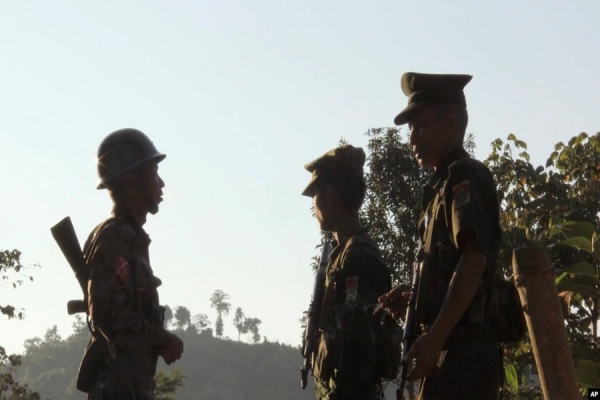 Guerrilheiros rebeldes em Myanmar