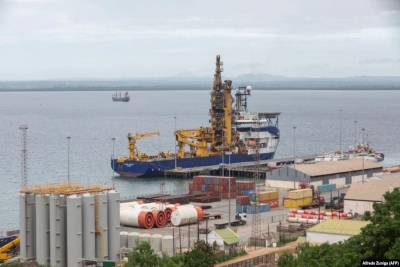 Cabo Delgado - navio de apoio a construção ao largo no porto de Pemba