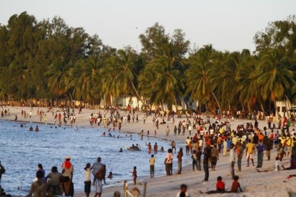 Cabo Delgado: Crianças e adolescentes não cumprem medidas de prevenção ao Covid-19 na praia do Wimbe