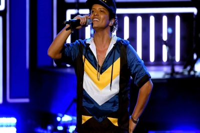 Idosa achava que namorava com cantor Bruno Mars e acabou burlada