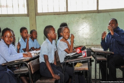 Filipe Jacinto Nyusi na Escola Primária Completa Unidade 10, no bairro de Chamanculo, Cidade de Maputo. 11 de Março de 2015