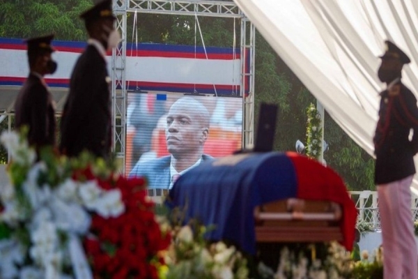 Moïse foi enterrado em um caixão coberto com a bandeira do Haiti